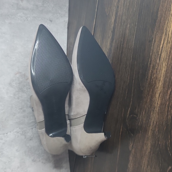 Bandolino Bari Taupe Suede Pointed Toe Kitten Ankle Booties new 8M - Picture 6 of 8